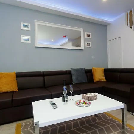 Towler House 6 Beds In 3 Bedrooms