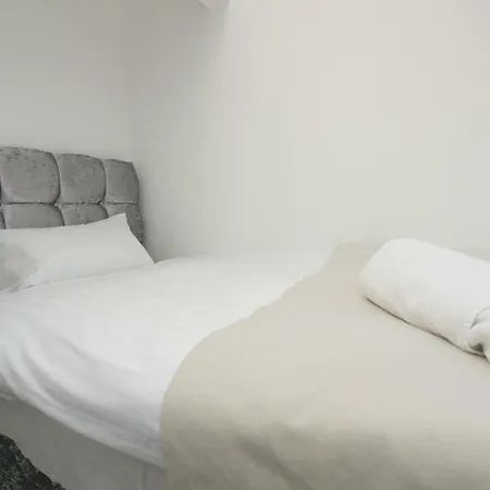 Towler House 6 Beds In 3 Bedrooms *